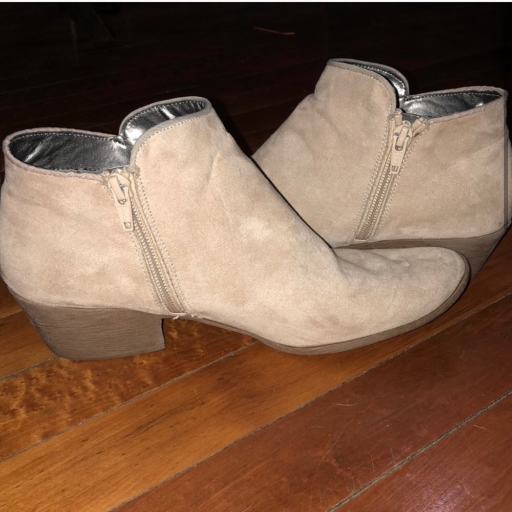 Vera Wang suede tan booties